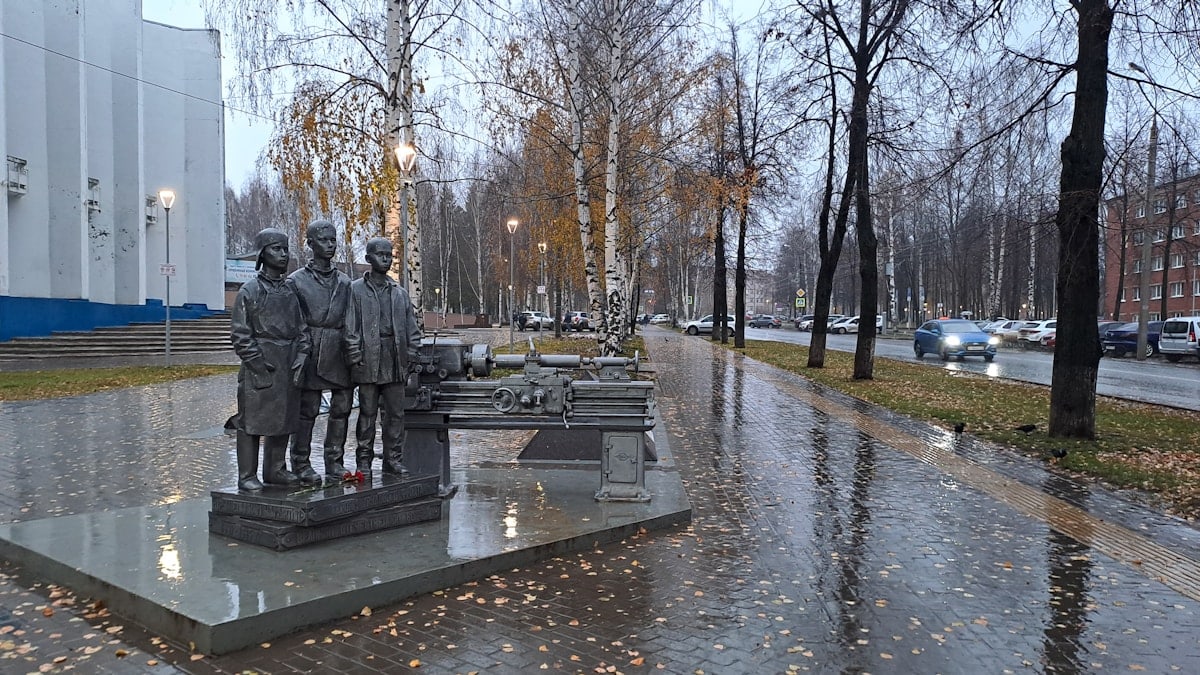 The monument to “Gunsmiths of Udmurtia, Heroes of the Labor Front of the Great Patriotic War” is a sculptural composition opened in 2019 in Izhevsk, dedicated to teenagers who worked at the factories of Udmurtia during the Great Patriotic War. Author - Izhevsk sculptor Pavel Medvedev